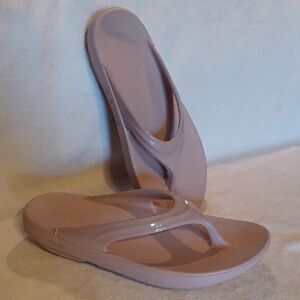 OOFOS Women's Mauve Sandals Women's Size 9